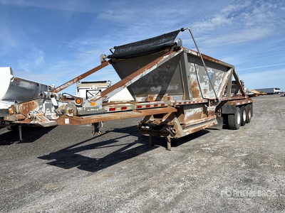 2007 CLEMENT INDUSTRIES 40 ft Tri/A Spread Axle Belly Dump Trailer