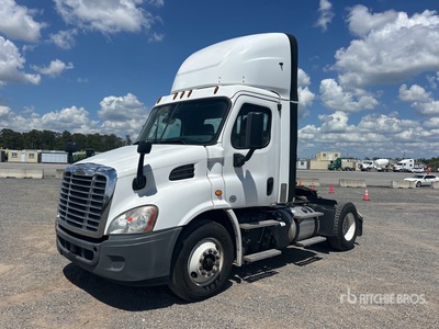 2016 Freightliner Cascadia 113 4x2 S/A Day Cab Truck Tractor
