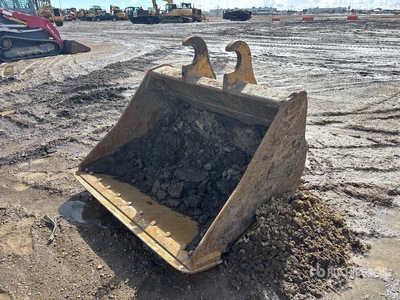 Brandt 60 in Q/C Cleanup Excavator Bucket - Fits John Deere 210G
