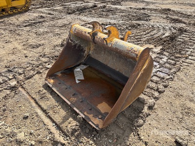 44 in Q/C Cleanup Excavator Bucket - Fits John Deere 60G