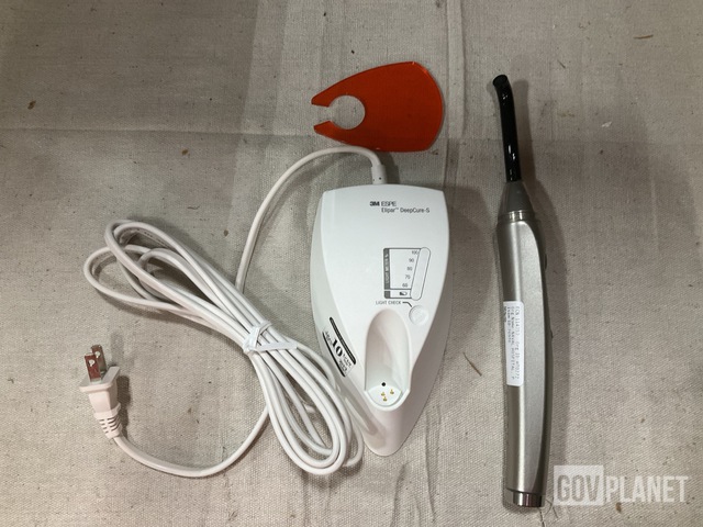 (7) 3M ESPE Elipar DeepCure-S Dental Curing Lights