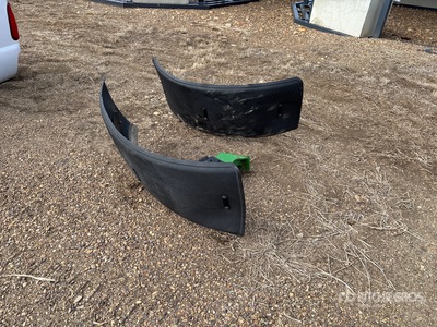 Quantity of (2) John Deere Front Fenders Pièces diverses