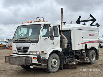 2008 Elgin Whirlwind on 2008 Nissan UD3300 Sweeper Truck