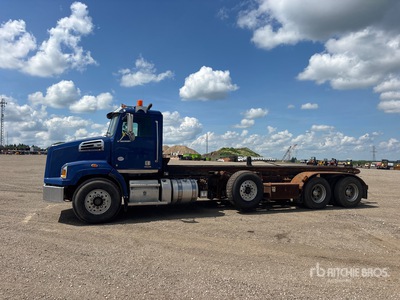 2018 Western Star 4700SB 8x4 Roll-Off Truck