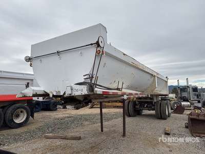 1986 Hobbs 30 ft T/A Frameless Hinterkipper
