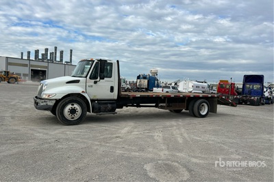 2007 International 4200 4x2 Camion à Plateau