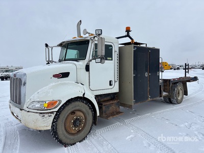 2007 Peterbilt 335 4x2 Ciężarówka z płaską platformą