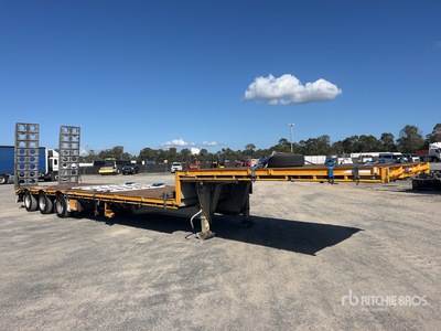 2014 MaxiTrans 13.3 m Tri/A Single Drop Step Deck Trailer
