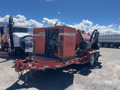 2013 Ditch Witch 800 gal T/A ハイドロバキュームトレーラー (Inoperable)