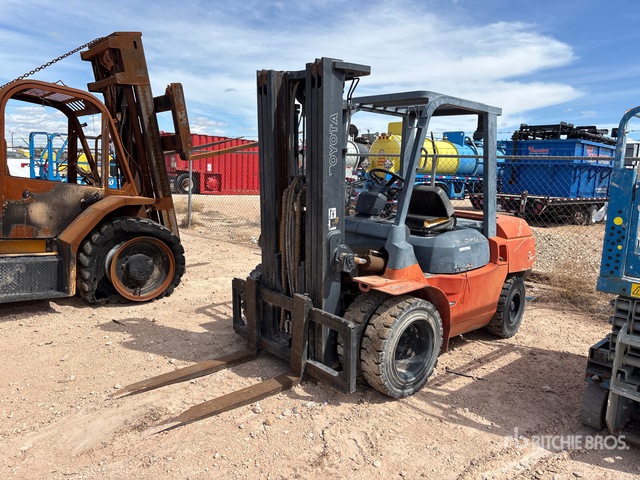 2002 Toyota 7FGU35 6800 lb Pneumatic Tire Forklift (Inoperable)