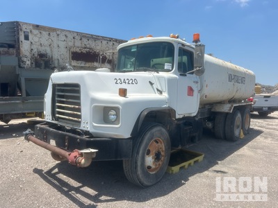 2005 Mack DM690 6x4 Water Truck