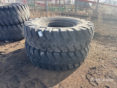 Quantity of (2) 21.00-35 Opony