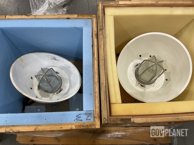 (2) 8547477-10 High Pressure Luminaires