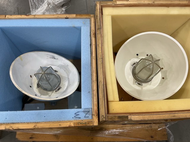 (2) 8547477-10 High Pressure Luminaires (2) 8547477-10 High Pressure Luminaires