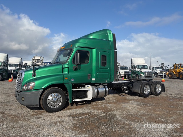 2015 Freightliner Cascadia 125 6x4 T/A Sleeper Truck Tractor