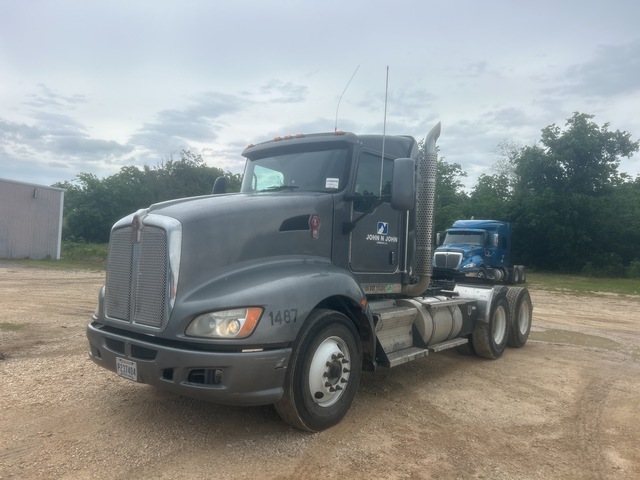 2013 Kenworth T660 6x4 T/A Day Cab Truck Tractor 2013 Kenworth T660 6x4 T/A Day Cab Truck Tractor