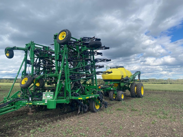 John Deere 1870 56 ft Air Drill w/ John Deere 1910 Air Cart