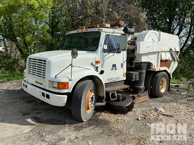 Tymco on 2000 International 4700 Camion barredora