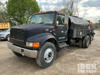 Etnyre BT-HS 1500 gal on 1998 International 4700 4x2 Camión distribuidor de asfalto