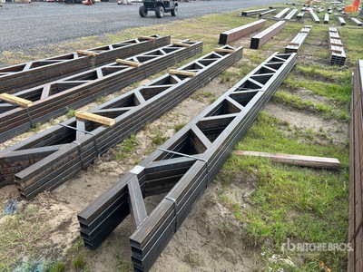 Quantity of (5) 18 in x 20 ft Metal Trusses Divers - Métaux
