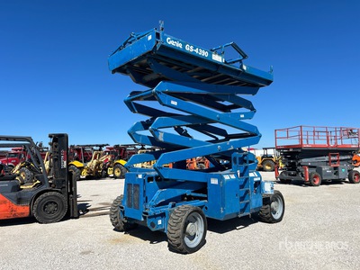 2005 Genie GS4390RT Gasoline Scissor Lift