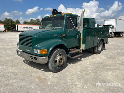 1999 International 4700 4x2 Camion de service