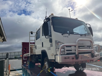 2008 Isuzu NPR 400 4x4 Crew Cab Ciężarówka z płaską platformą