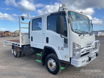 2008 Isuzu NPS 300 4x4 Crew Cab Ciężarówka z płaską platformą
