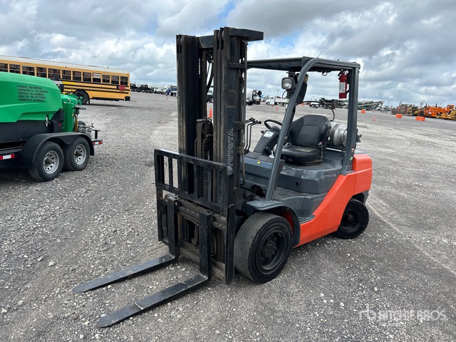 2019 Toyota 8FGU30 5620 lb Pneumatic Tire Forklift