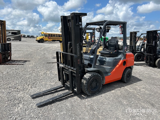 2019 Toyota 8FGU30 5620 lb Pneumatic Tire Forklift