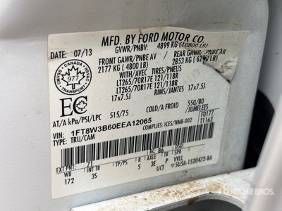 2014 Ford F-350 XLT 4x4 Crew Cab Flatbed Truck