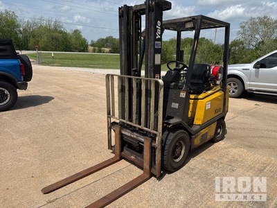 2000 (unverified) Yale GLP030AFNUAE084 3000 lb Pneumatic Tire Forklift