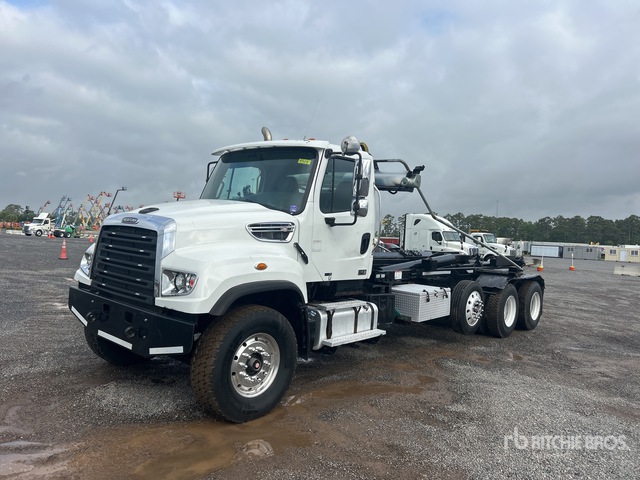 2014 Freightliner 114SD 8x4 Hooklift Truck