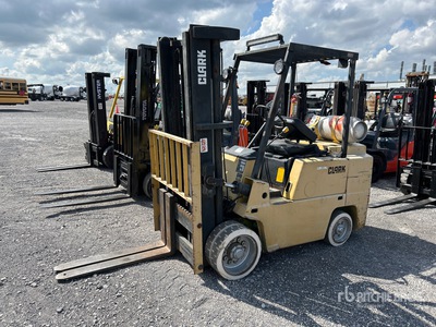 1990 Clark C500-S80 8000 lb Cushion Tire Chariot Élévateur