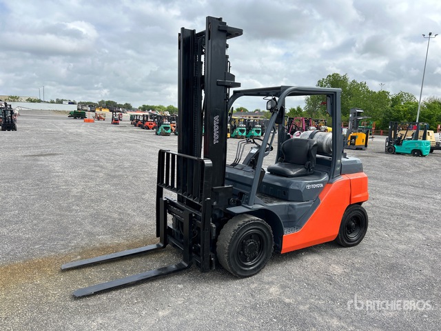 2014 Toyota 8FG35U 7300 lb Pneumatic Tire Forklift