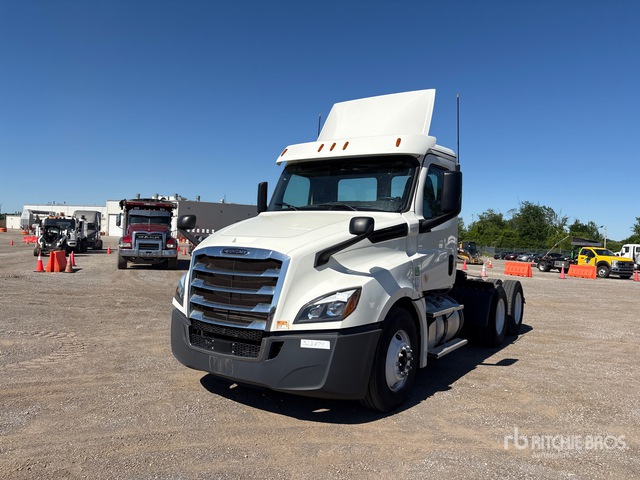 2019 Freightliner Cascadia 126 6x4 T/A Day Cab Truck Tractor