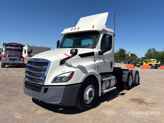 2019 Freightliner Cascadia 126 6x4 T/A Day Cab Truck Tractor