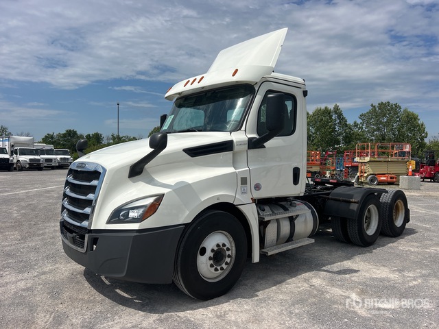 2019 Freightliner Cascadia 126 6x4 T/A Day Cab Truck Tractor