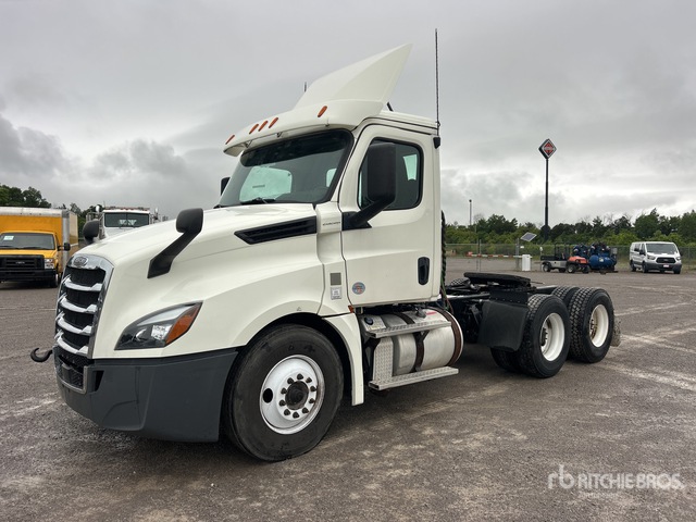 2019 Freightliner Cascadia 126 6x4 T/A Day Cab Truck Tractor