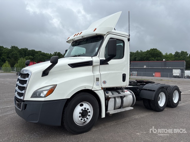2019 Freightliner Cascadia 126 6x4 T/A Day Cab Truck Tractor