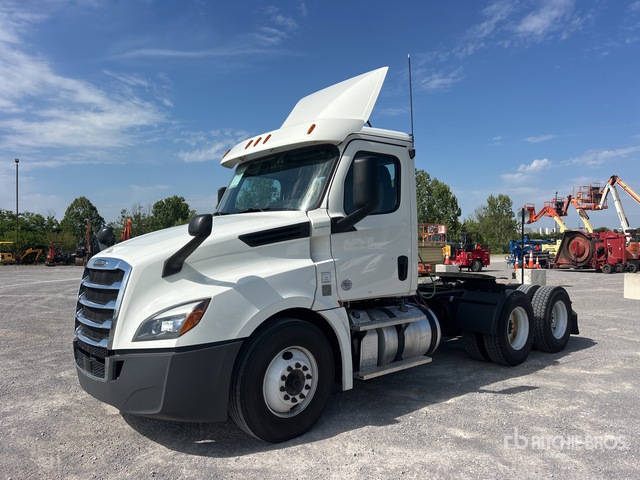 2019 Freightliner Cascadia 126 6x4 T/A Day Cab Truck Tractor