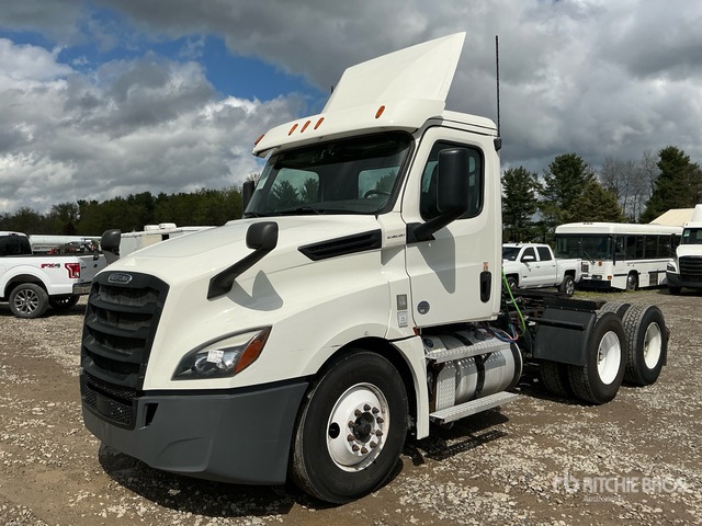2020 Freightliner Cascadia 126 6x4 T/A Day Cab Truck Tractor
