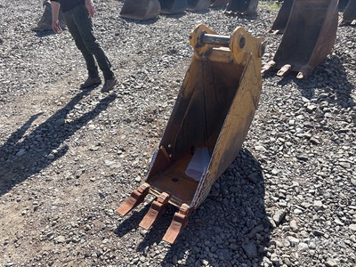 18 in Digging Excavator Bucket