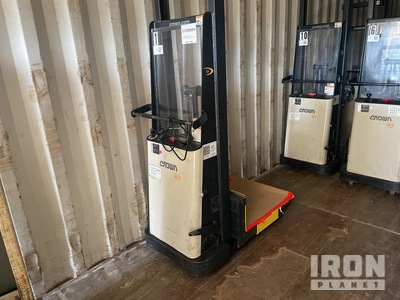 2004 Crown 20B 2000 lb Electric Stacker