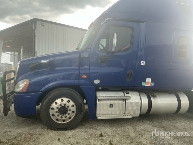 2017 Freightliner Cascadia 125 T/A Sleeper Truck Tractor