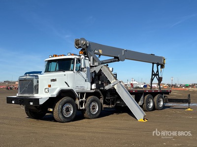 USTC 2800JBT 28 ton Straight Boom on 1998 Volvo ACL 8x4 Twin-Steer Camion à Fèche