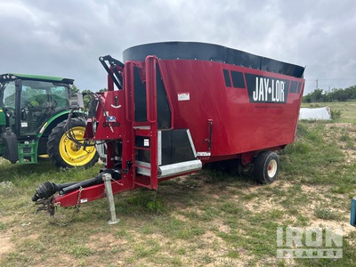 2024 Jay-Lor 5650 18 ft x 7 ft Hydraulic Feed Wagon