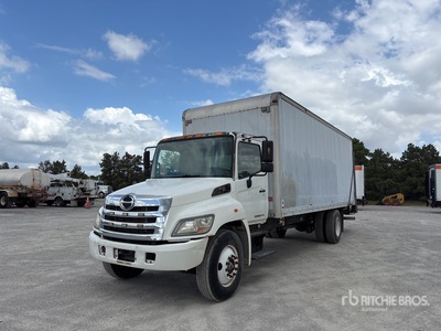 2013 Hino 258ALP 4x2 Autocarro furgonato