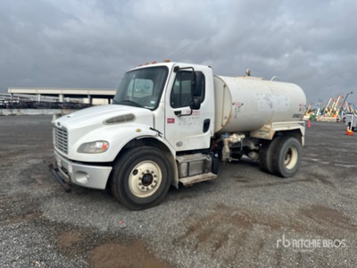 2020 Freightliner M2 106 2000 gal 4x2 شاحنة مياه