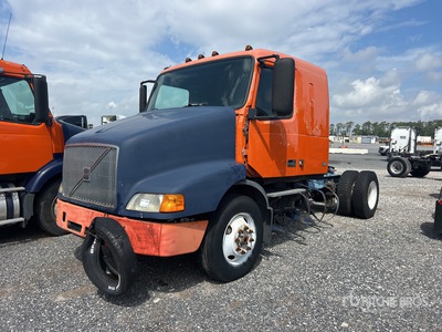 2002 Volvo VNM 4x2 Cabeza Tractora Cabina Dormitorio (Inoperable)